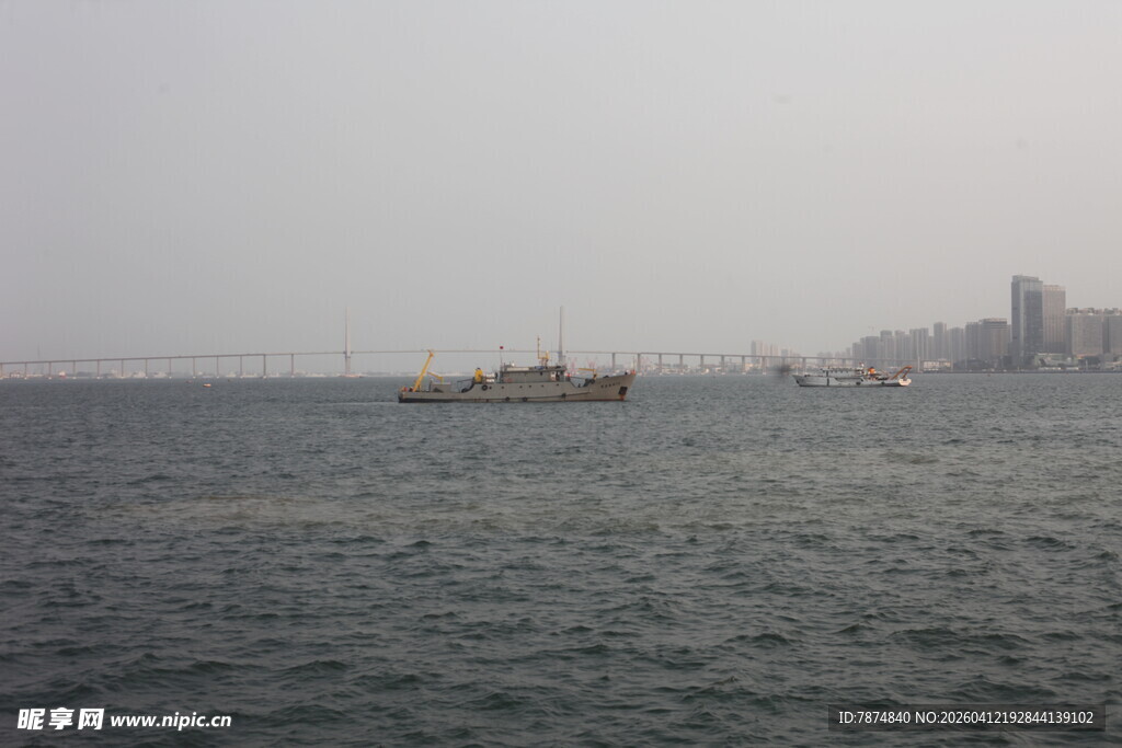 湛江海上船只与城市天际线