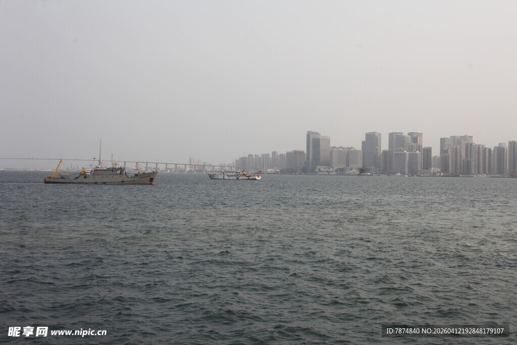 湛江海上远眺城市天际线