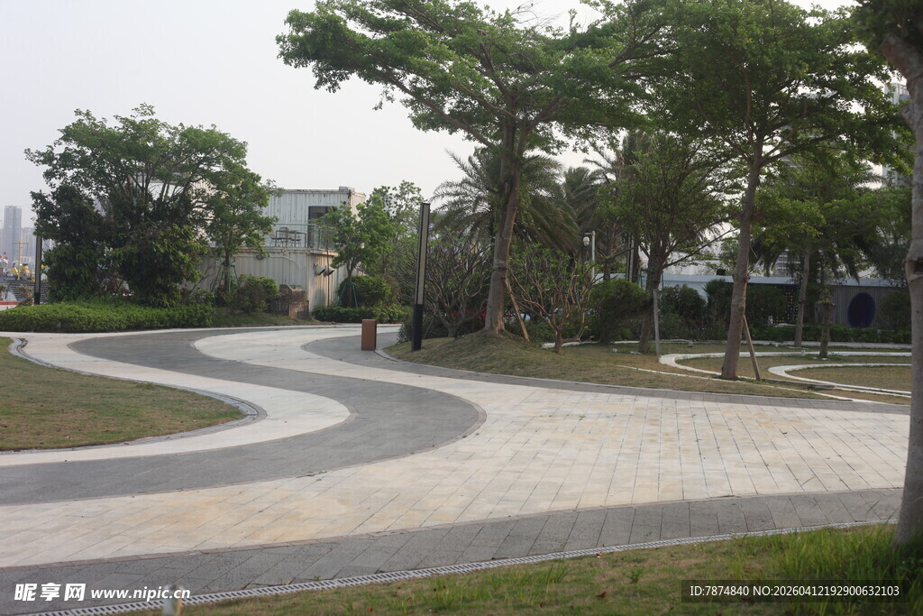 湛江城市公园中的蜿蜒步道