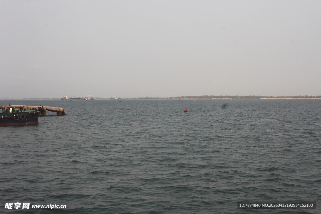 湛江平静海面的简易码头
