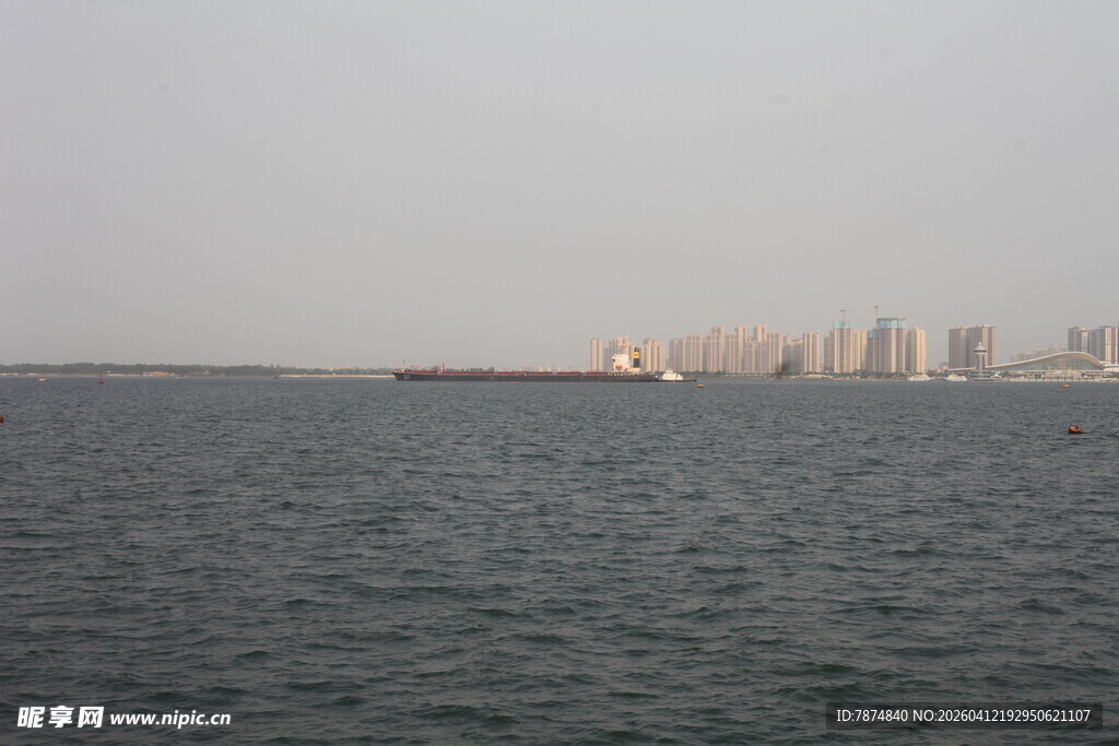 湛江海上远眺城市建筑群