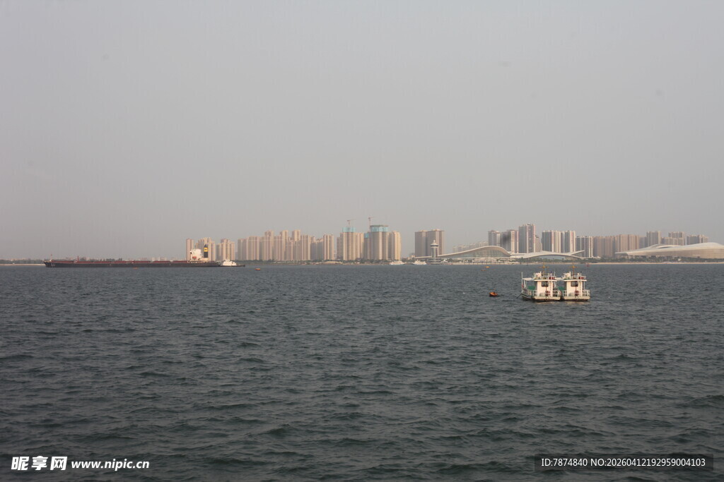 湛江海上远观城市建筑群