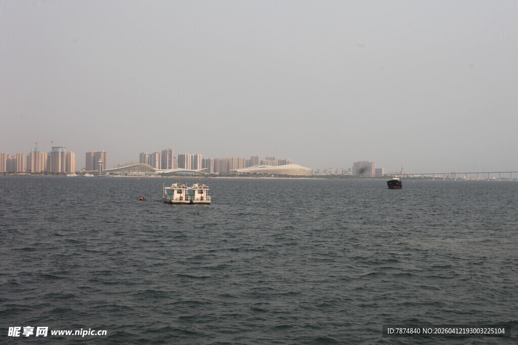 湛江海上船只与远处城市景观