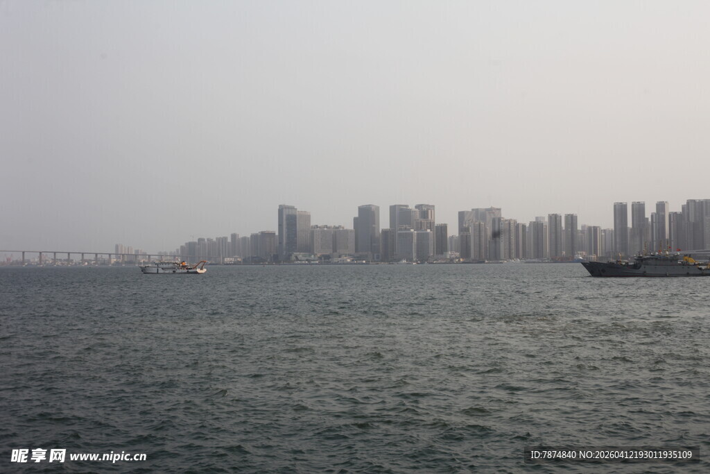 湛江海上望城市高楼与船只