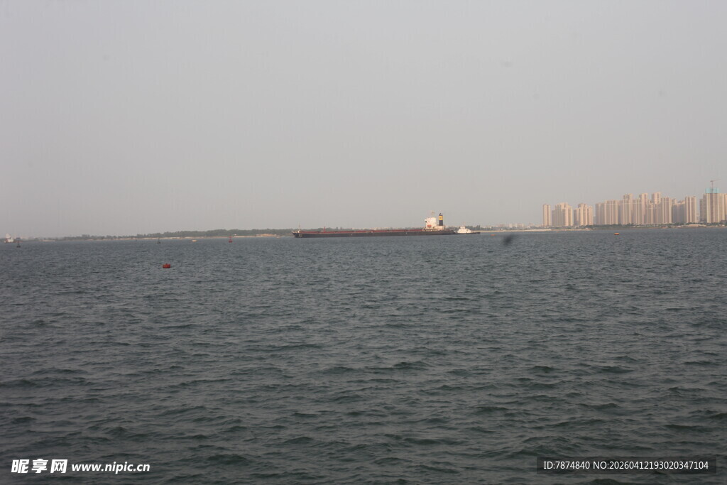 湛江海上船只与远处城市景观