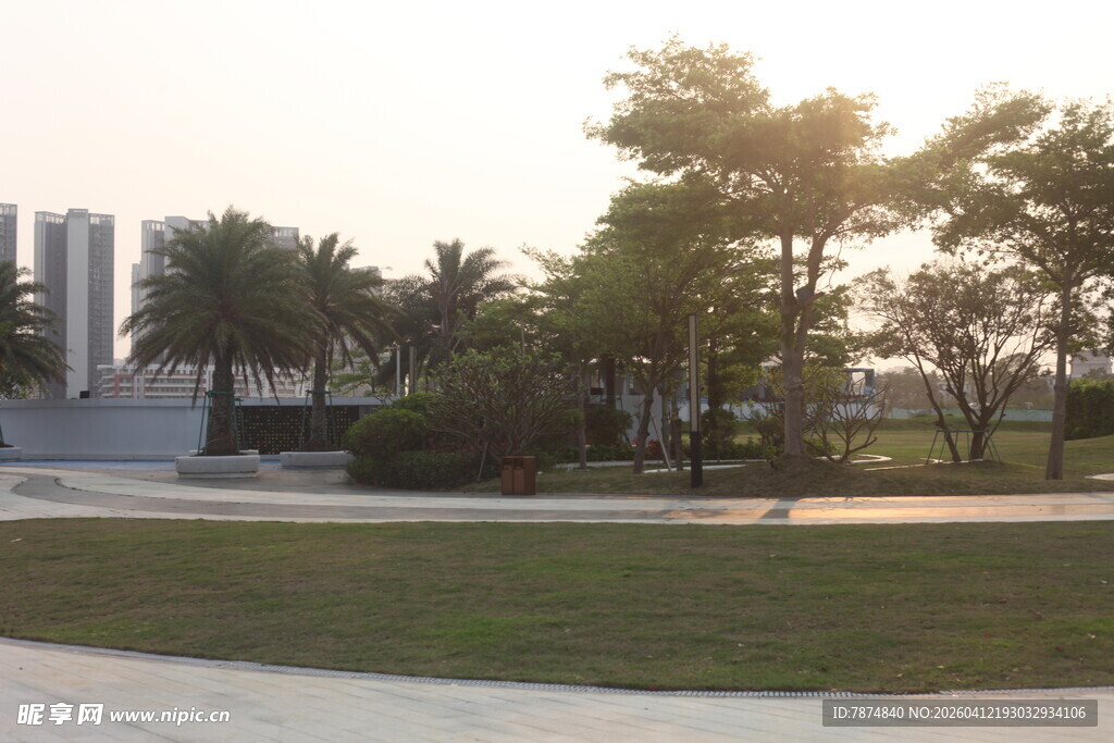 湛江黄昏下的公园景致