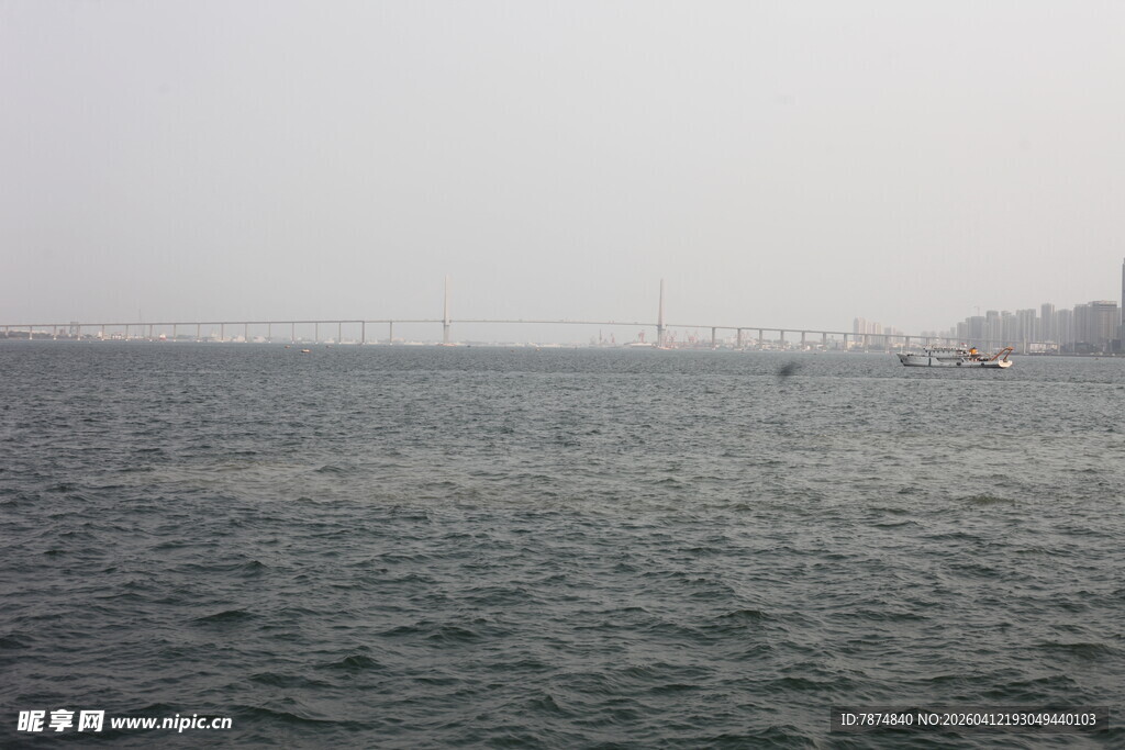 湛江雾中朦胧海面景象