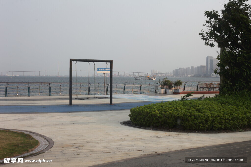 湛江户外篮球架与周边景观