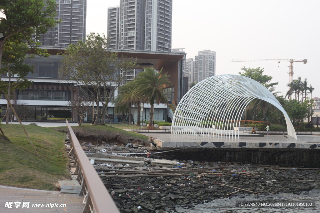 湛江城市河畔的现代景观建筑