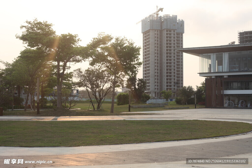 夕阳下的校园建筑景观