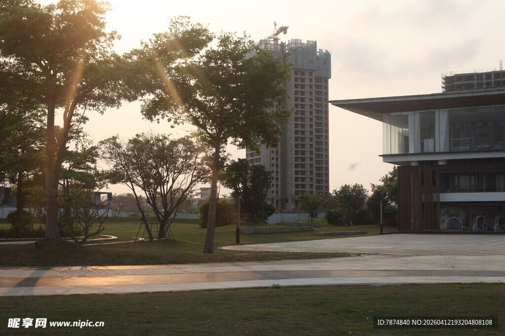 湛江夕阳下的校园建筑景观