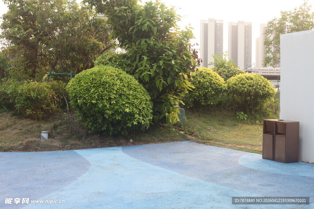 湛江户外庭院中的蓝色地面景观