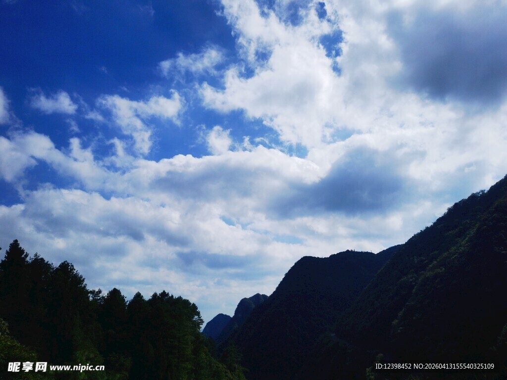 蓝天白云下的山峦美景