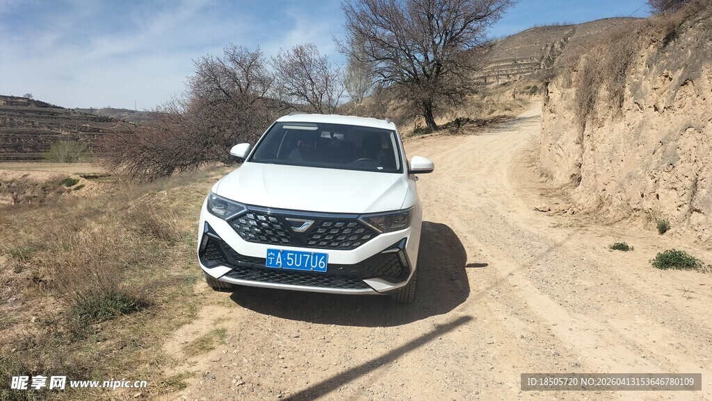 越野汽车行驶在山间土路