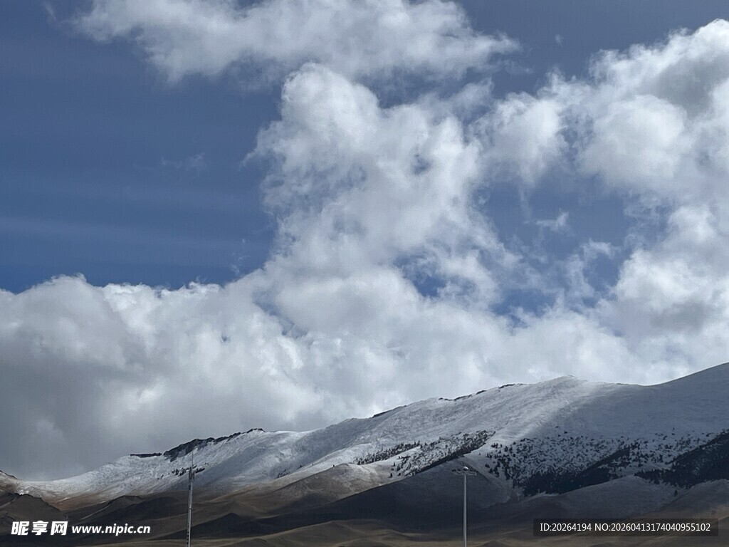 雪山蓝天间的壮丽风景