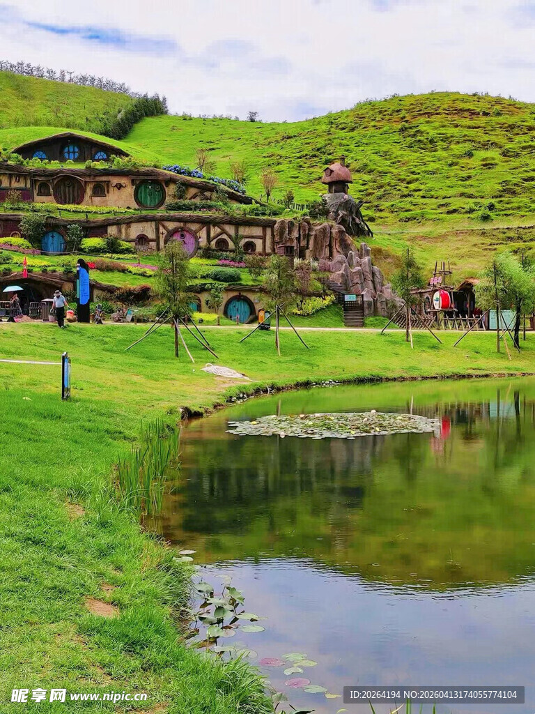 山间湖畔的特色村落景观