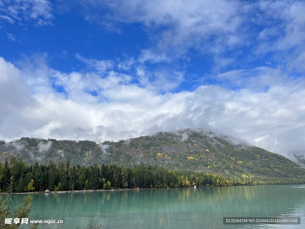 湖畔青山蓝天白云美景