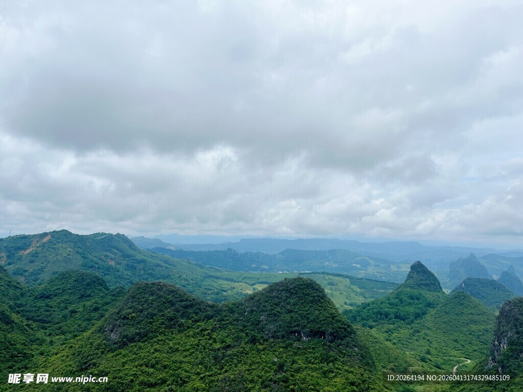 山峦云雾间的绿野风光