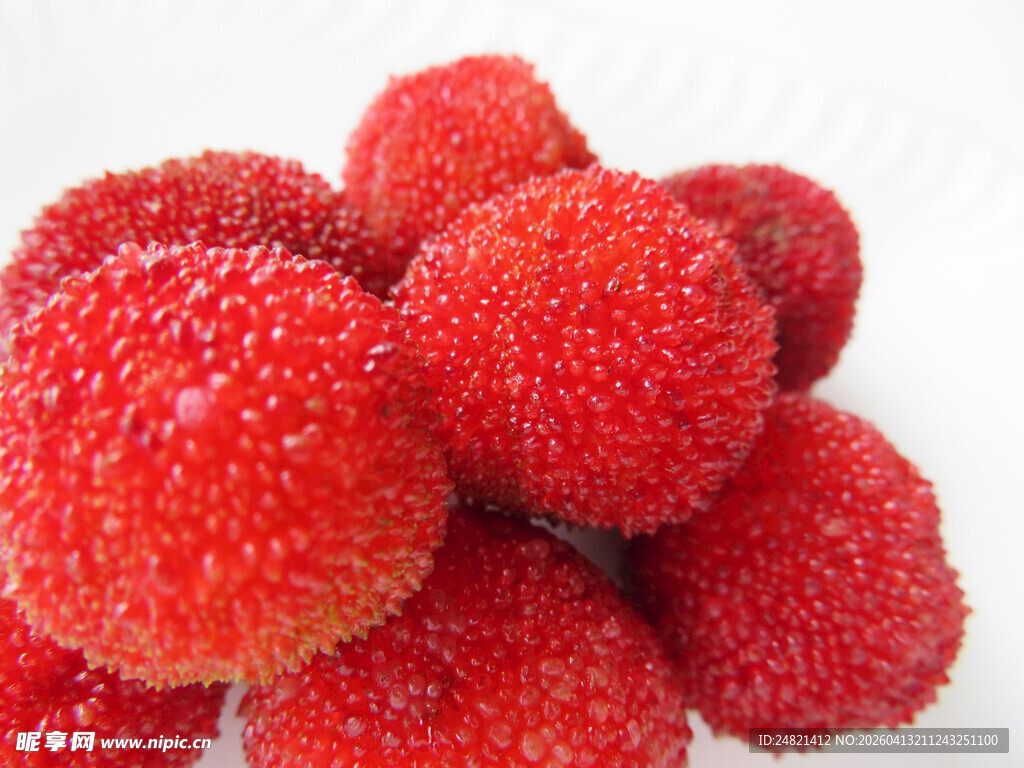 新鲜诱人的红杨梅