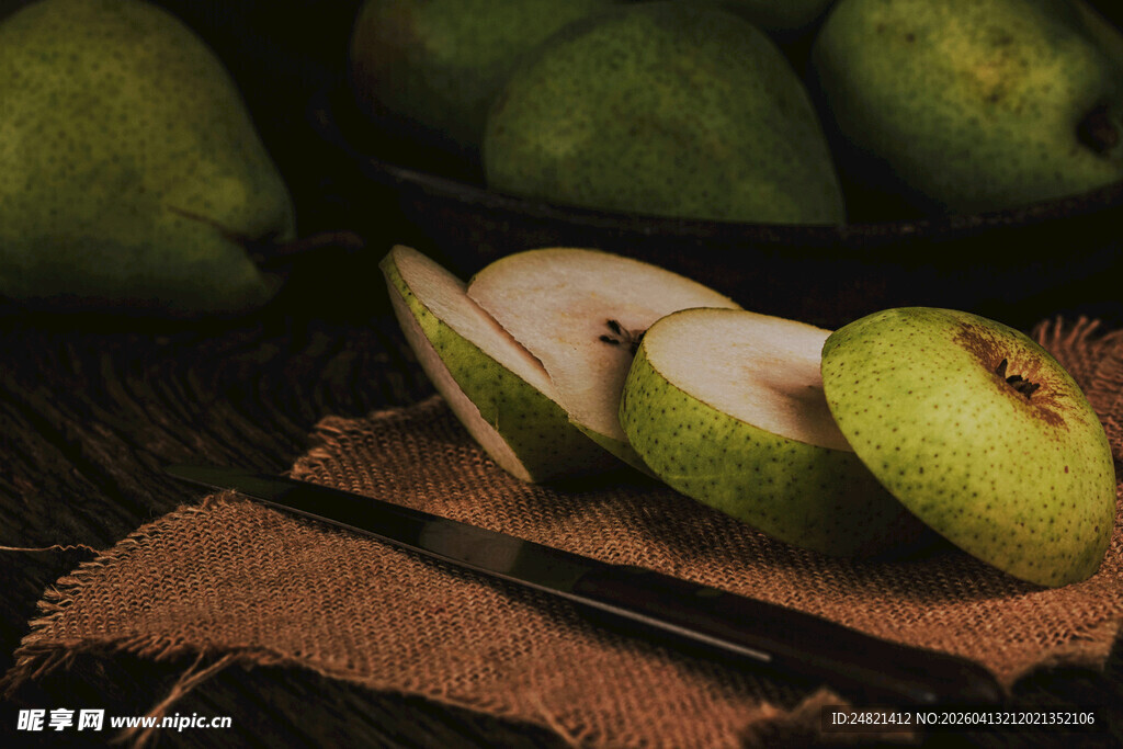 新鲜青梨切片与整果展示