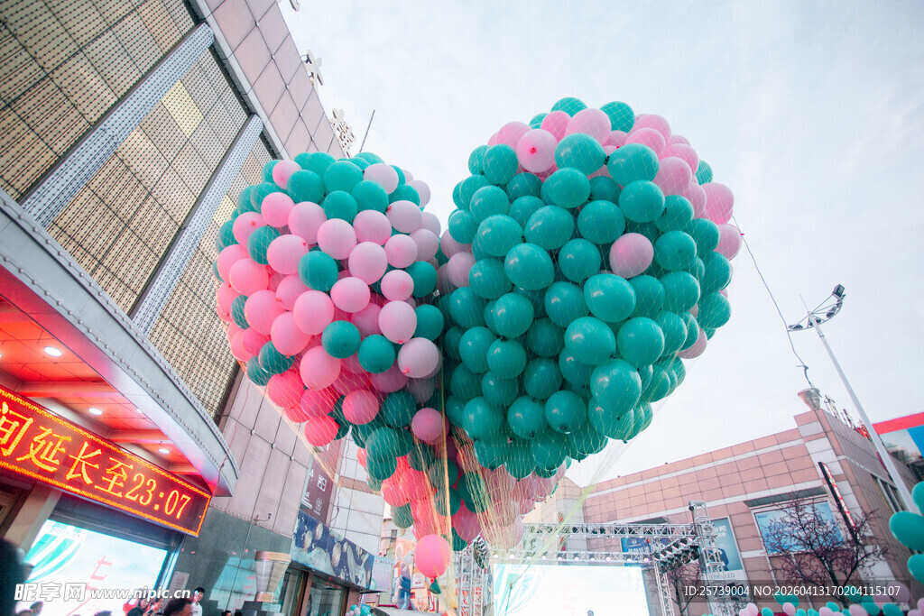 心形气球装点热闹街道