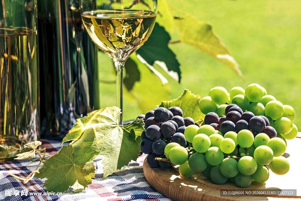 葡萄美酒与新鲜葡萄