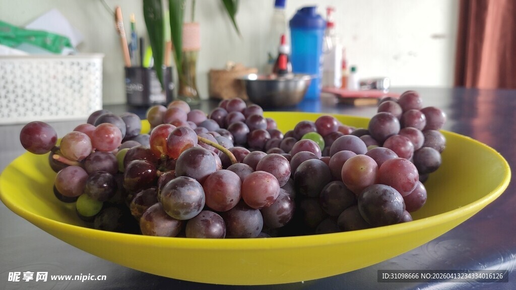 黄盘中的紫葡萄
