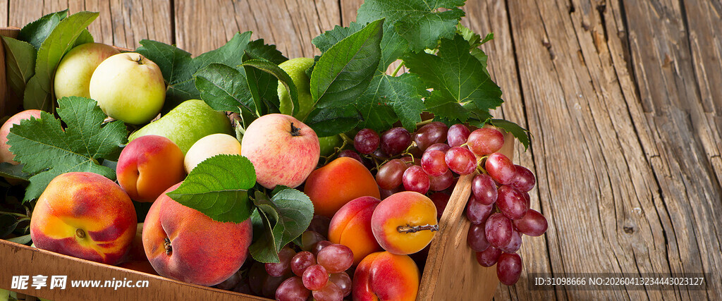 木桌上多彩新鲜的果蔬