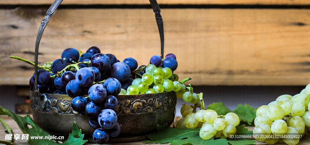 篮子里的多彩葡萄