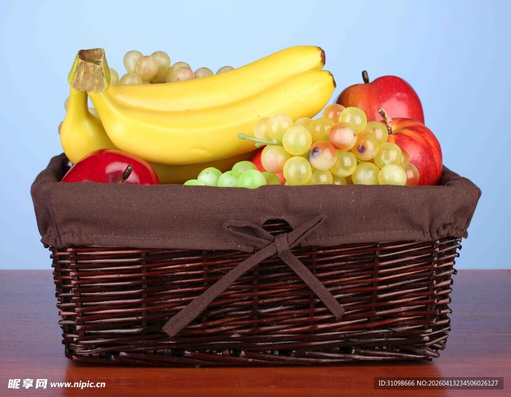 果篮中的多样新鲜水果