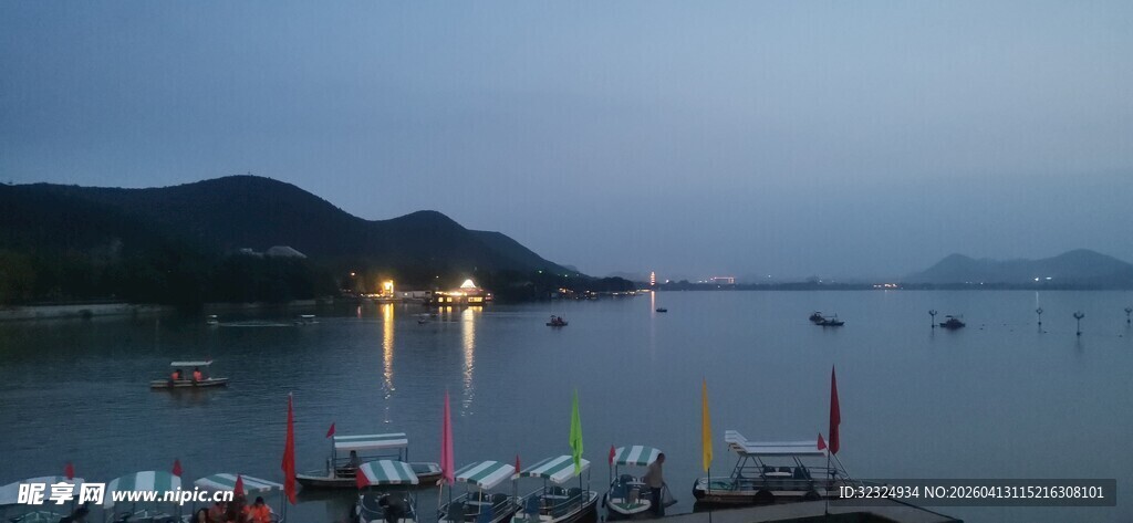 黄昏下宁静的海港码头