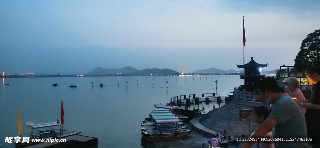 海滨暮色中的船只与建筑