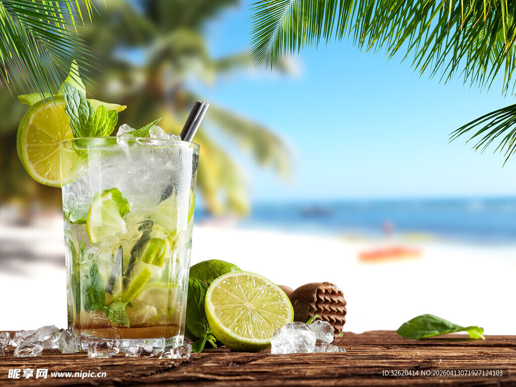 海滩边的清爽青柠鸡尾酒