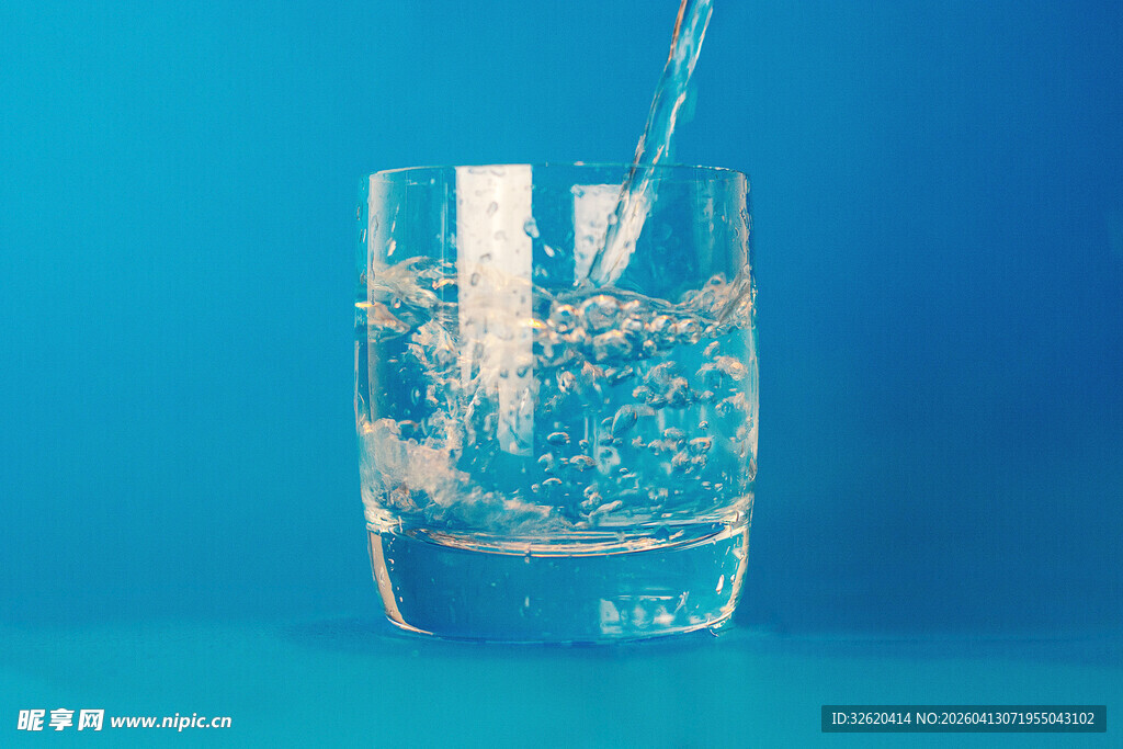 水注入玻璃杯瞬间