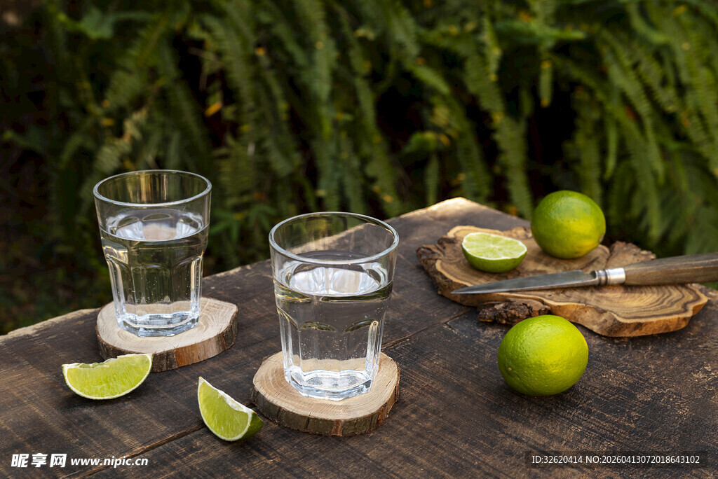 青柠与透明饮品