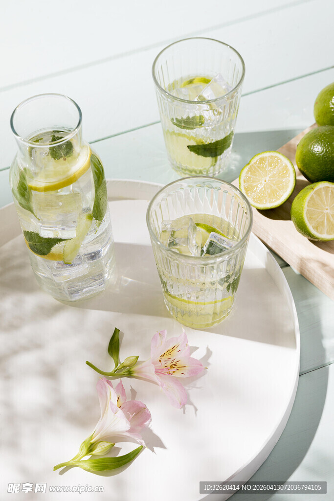 清新柠檬饮品与花卉点缀