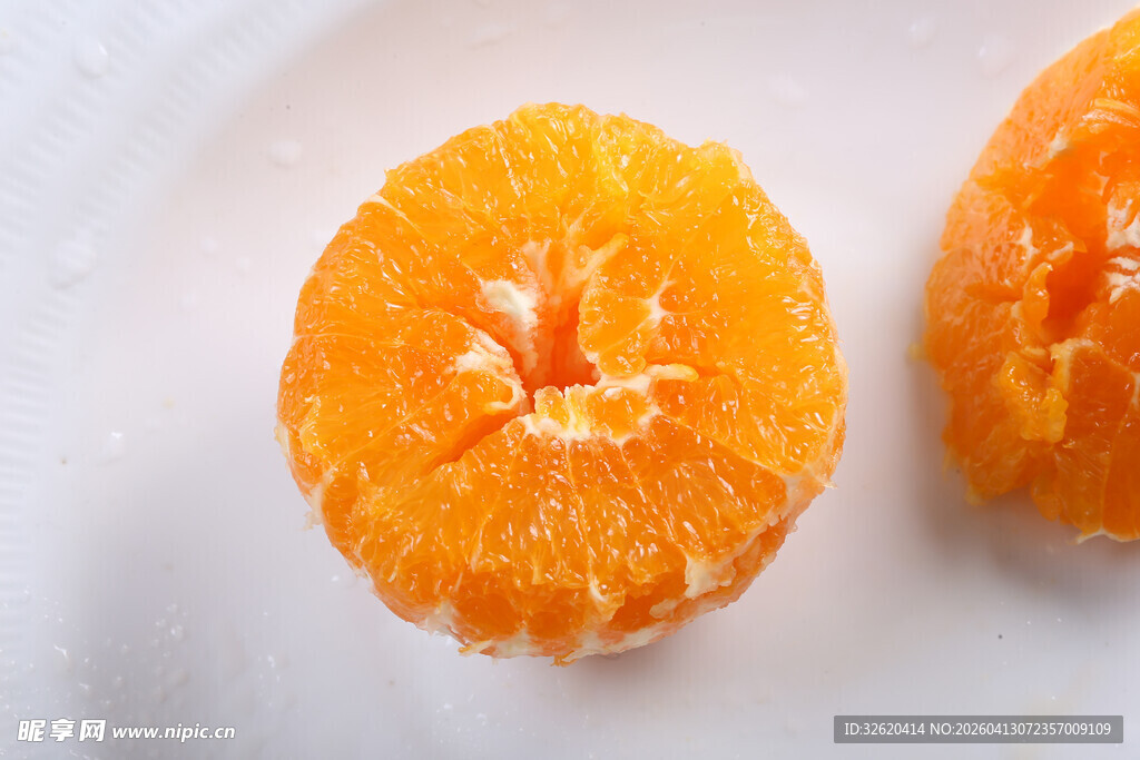 剥开的新鲜橘子