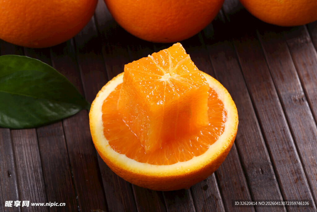 切开的新鲜橙子展示