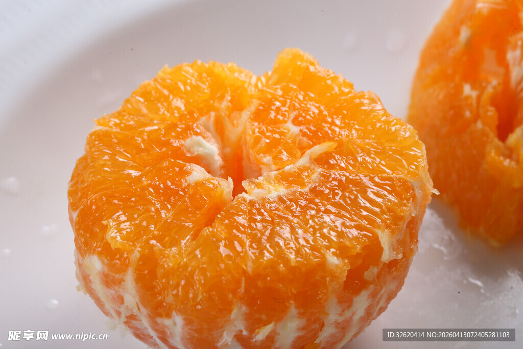 剥开的新鲜橘子
