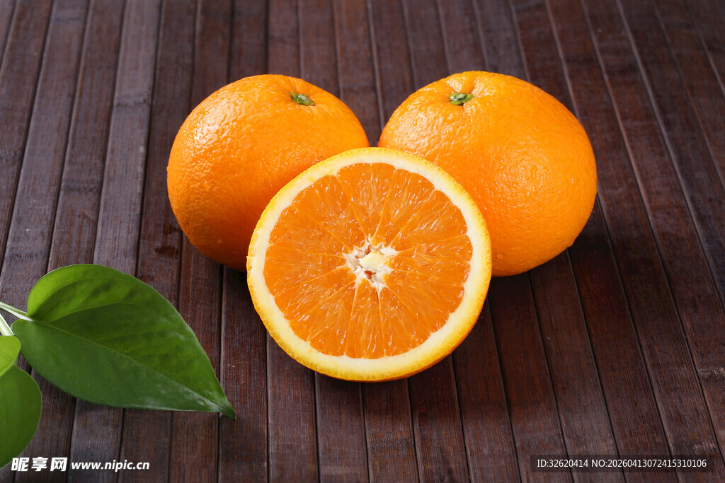 新鲜橙子摆放在木质背景上
