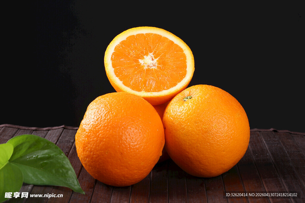新鲜橙子摆放在木桌上