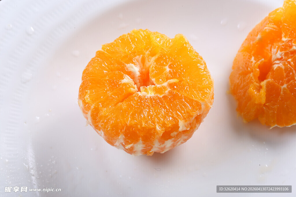 剥开的新鲜橘子果肉