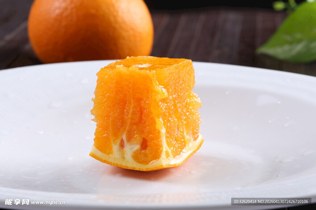 剥开的新鲜橙子