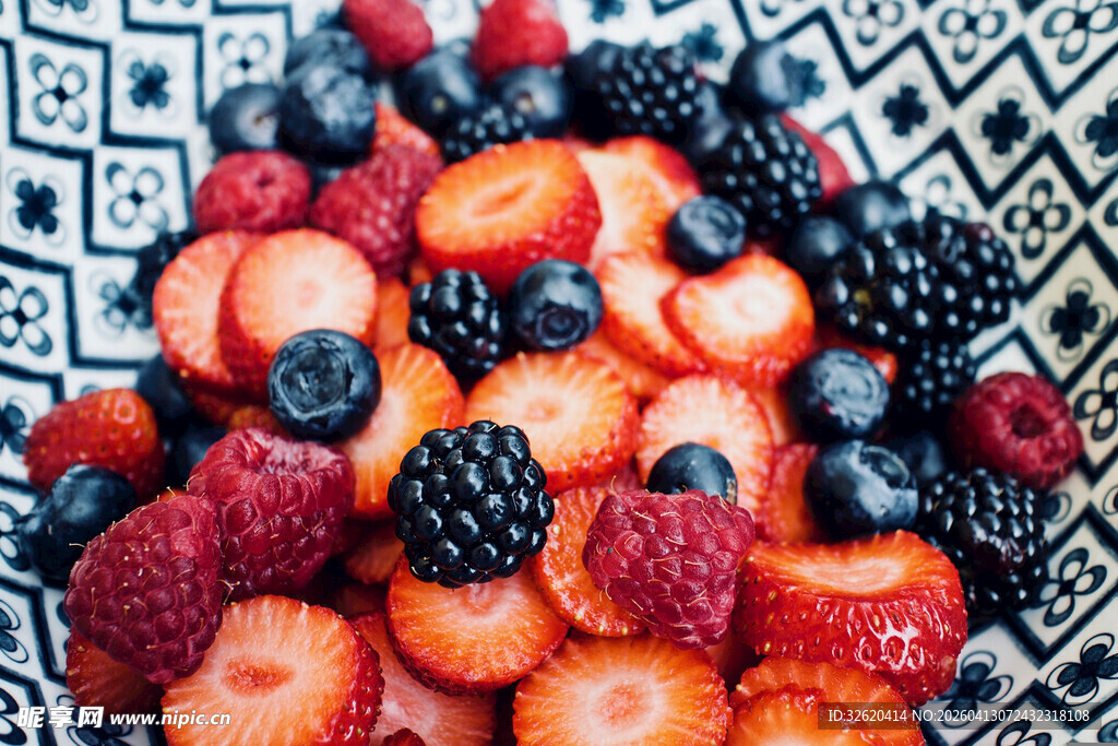 多彩浆果盛于花纹碗中