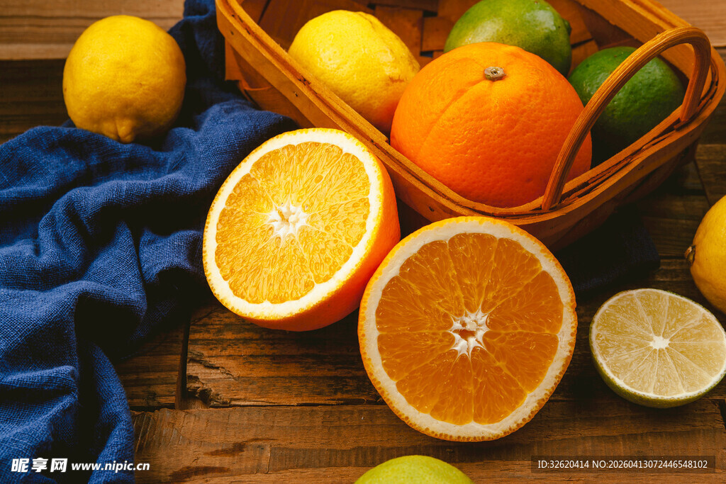 木桌上的多彩柑橘类水果