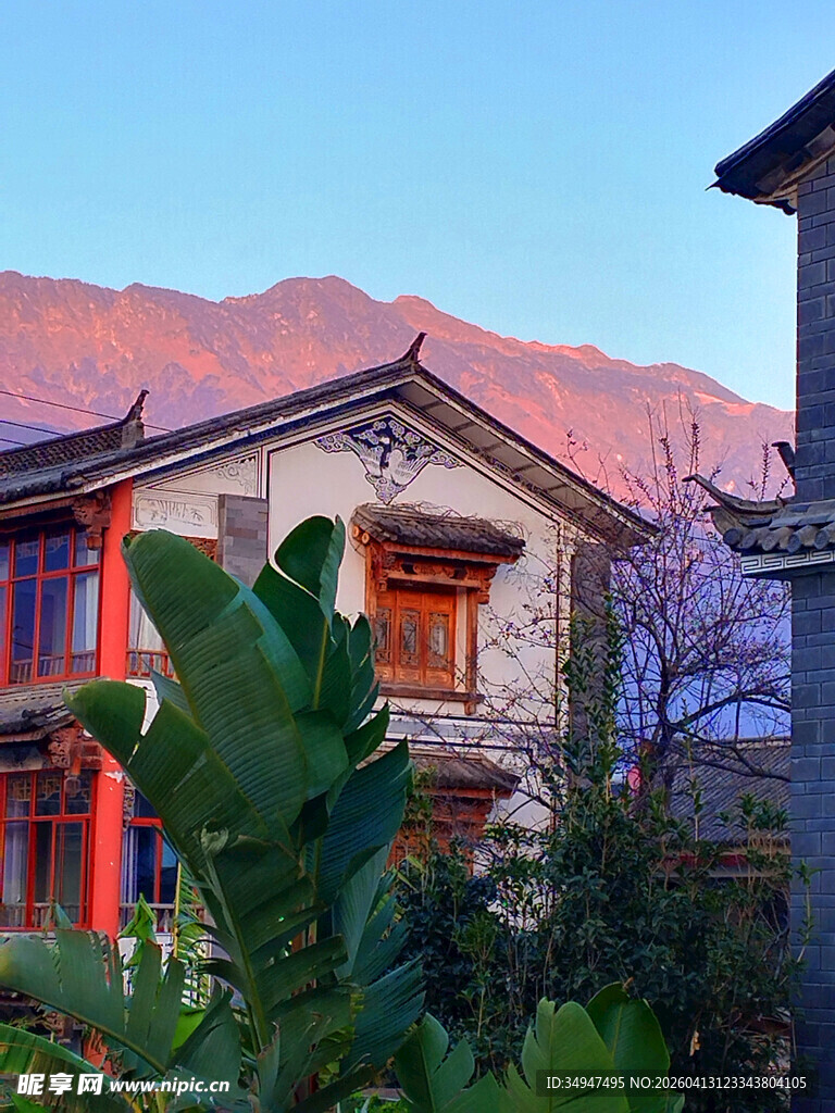 夕阳下的山间民居