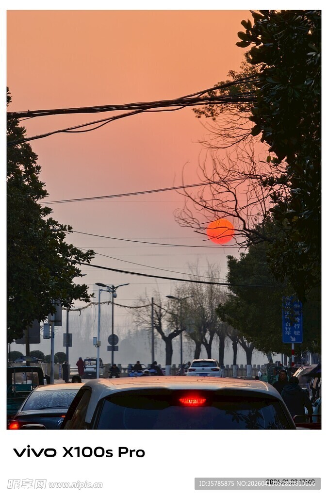 夕阳下的街道车流景象