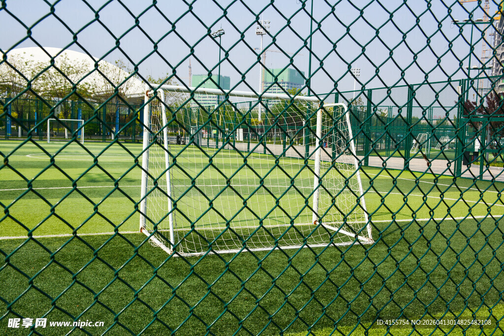 绿茵场边的足球球门