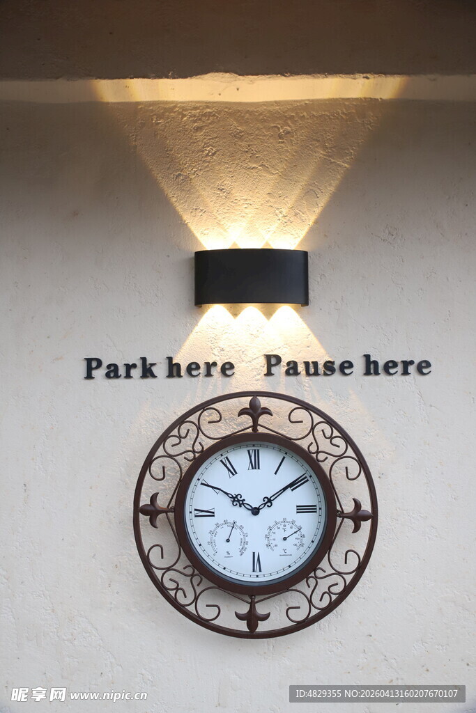 复古壁灯搭配精致时钟