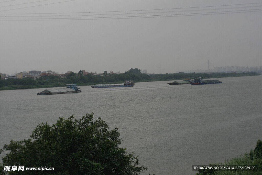 江景中的船只与岸边景色